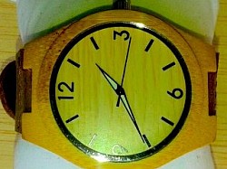 reloj en madera