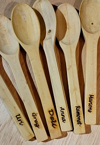 Nieva coleccion de cucharas en boj
