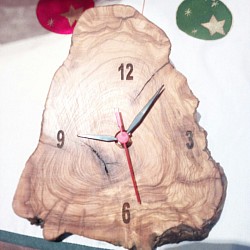 Reloj en madera olivo